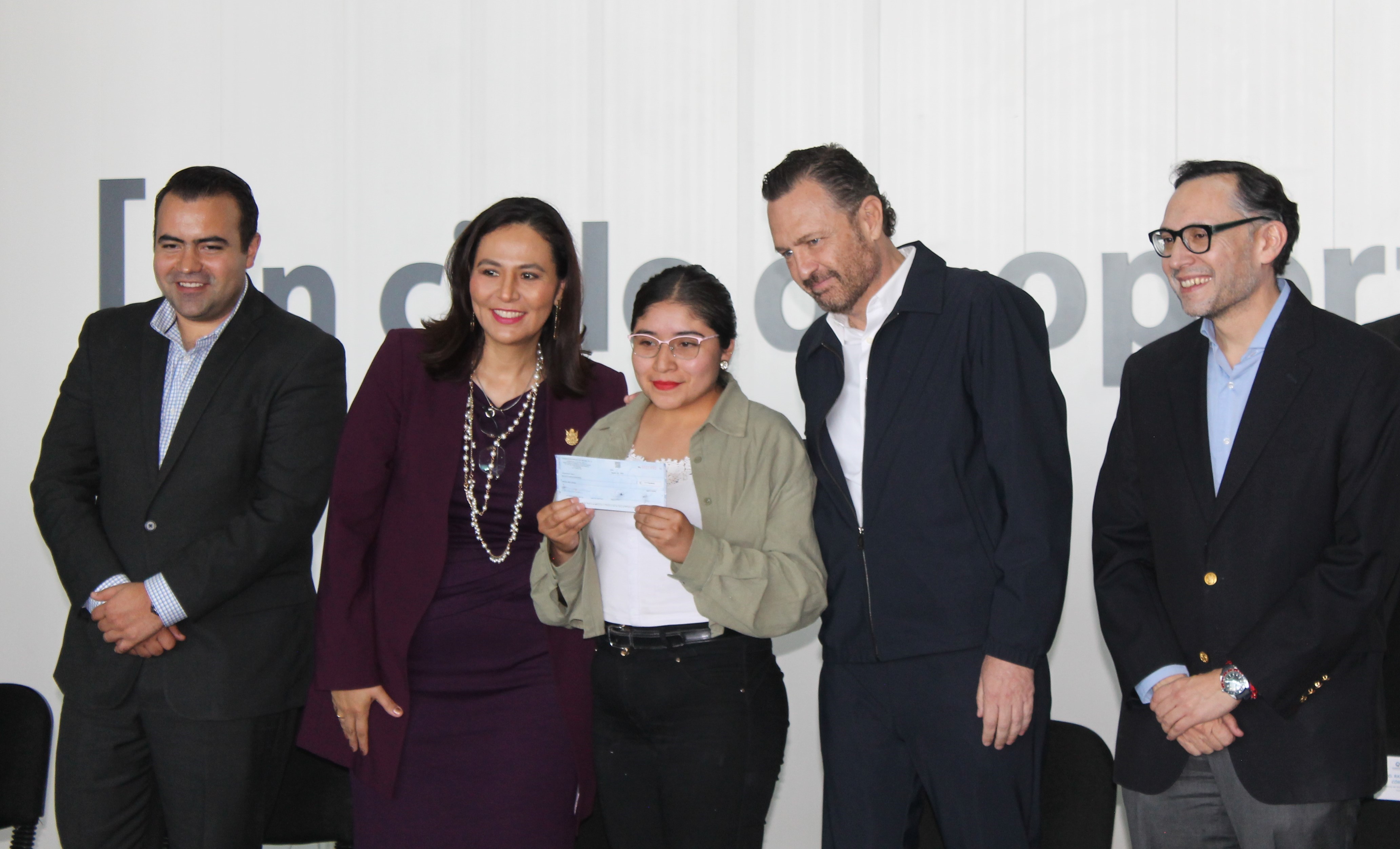 Junto con el gobernador de Quer&eacute;taro, Mauricio Kuri, TC Energ&iacute;a entreg&oacute; 50 becas a estudiantes universitarios.