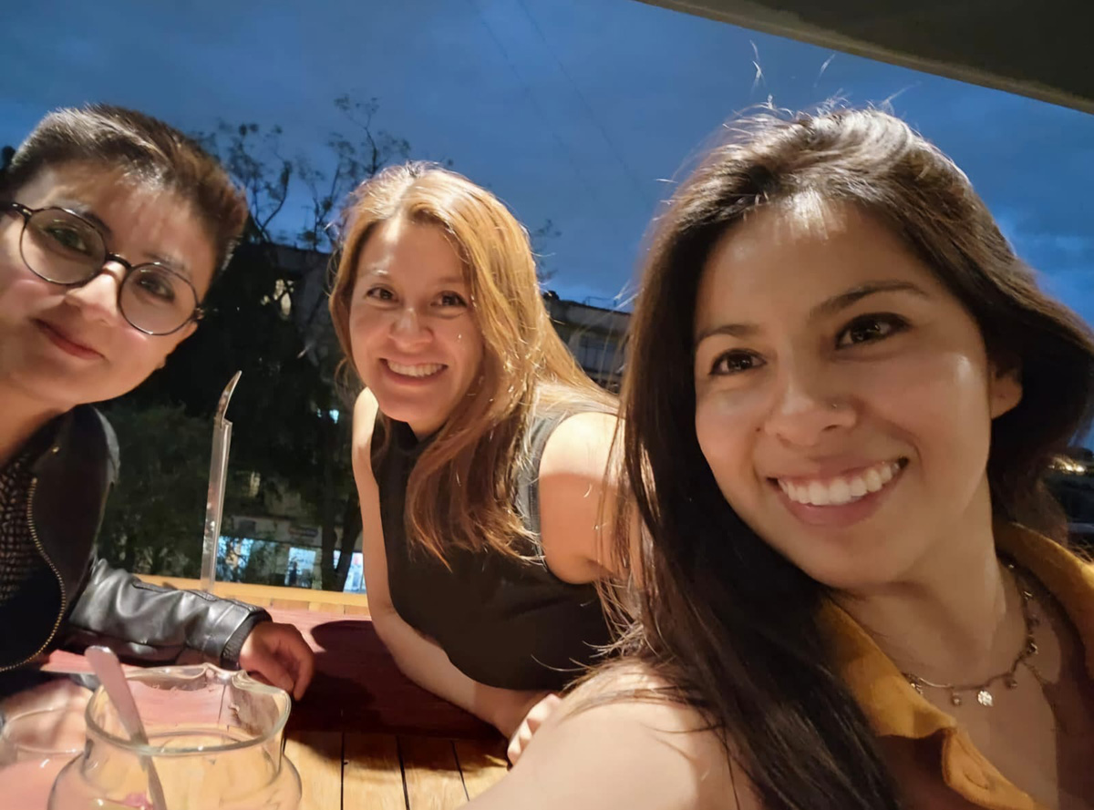 Brenda con sus amigas.